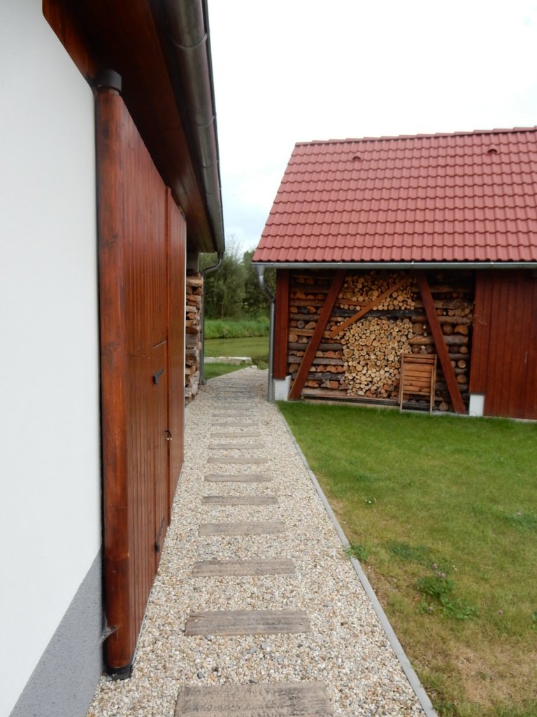 Stavební úpravy rodinného domu u Písku zahrnovaly v prvé řadě návrh v podobě architektonické studie, projektu, demoliční práce následované samotnou výstavbou.…