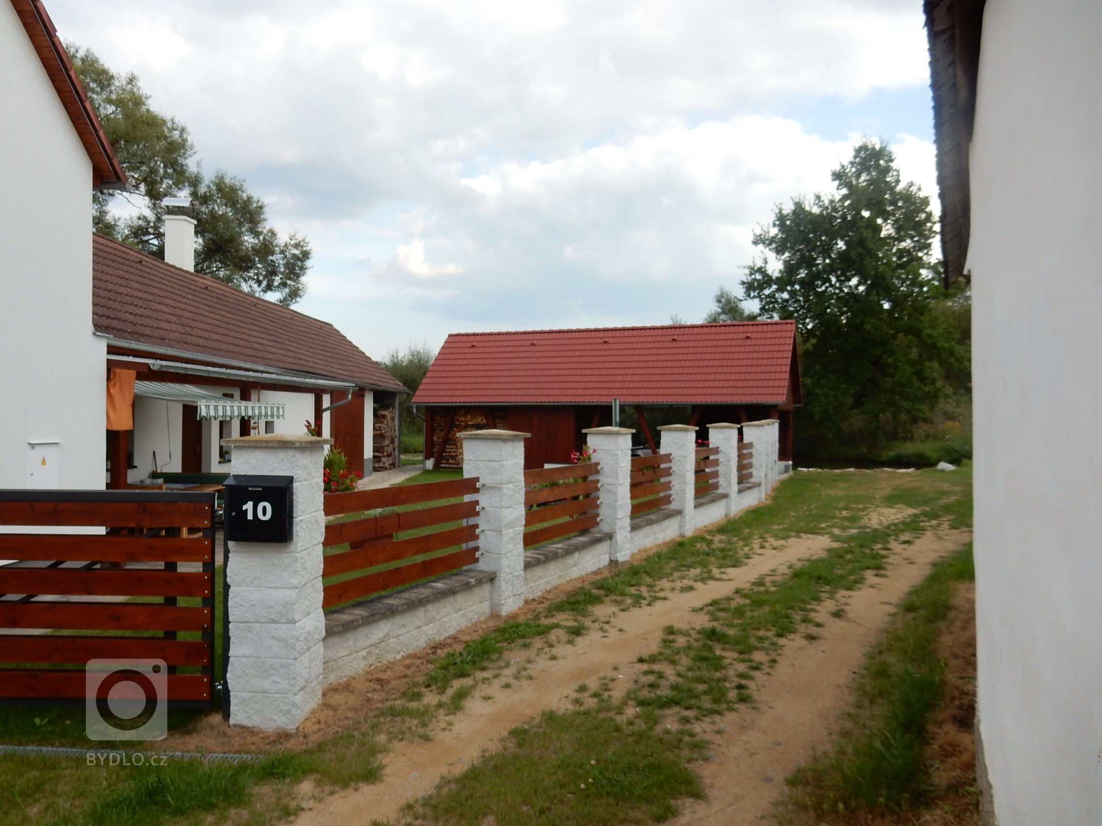 Stavební úpravy rodinného domu u Písku zahrnovaly v prvé řadě návrh v podobě architektonické studie, projektu, demoliční práce následované samotnou výstavbou.…