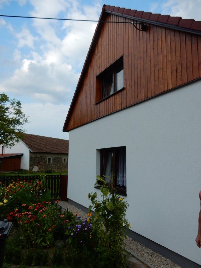 Stavební úpravy rodinného domu u Písku zahrnovaly v prvé řadě návrh v podobě architektonické studie, projektu, demoliční práce následované samotnou výstavbou.…