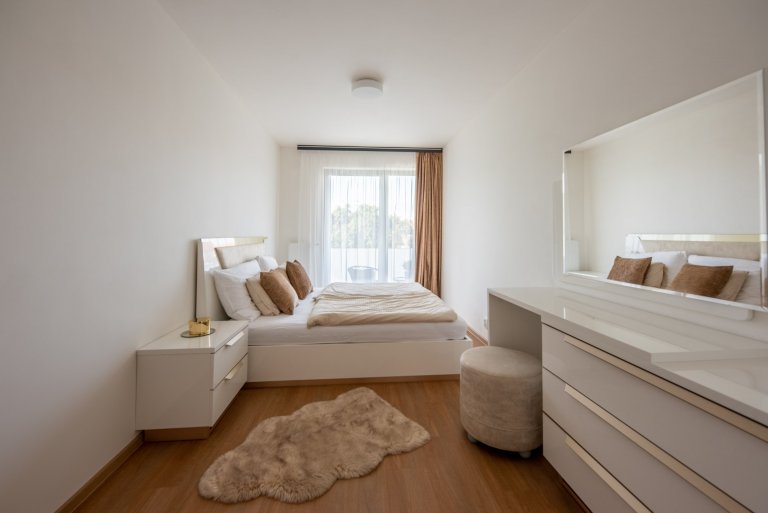 Realizace moderního obývacího pokoje a ložnice v glamour stylu.&nbsp;

Sedací souprava je z kolekce MONO s výsuvnými sedáky, obývací stěna je v černém matném…