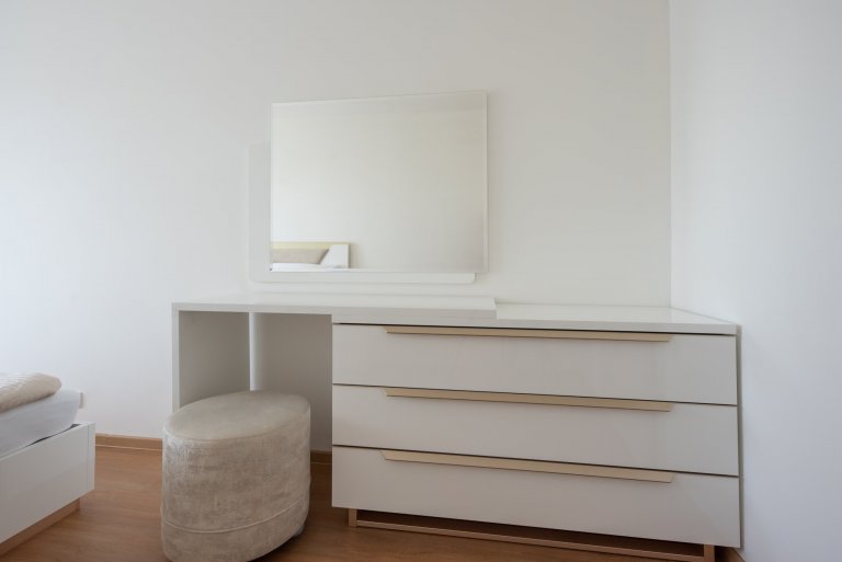 Realizace moderního obývacího pokoje a ložnice v glamour stylu.&nbsp;

Sedací souprava je z kolekce MONO s výsuvnými sedáky, obývací stěna je v černém matném…
