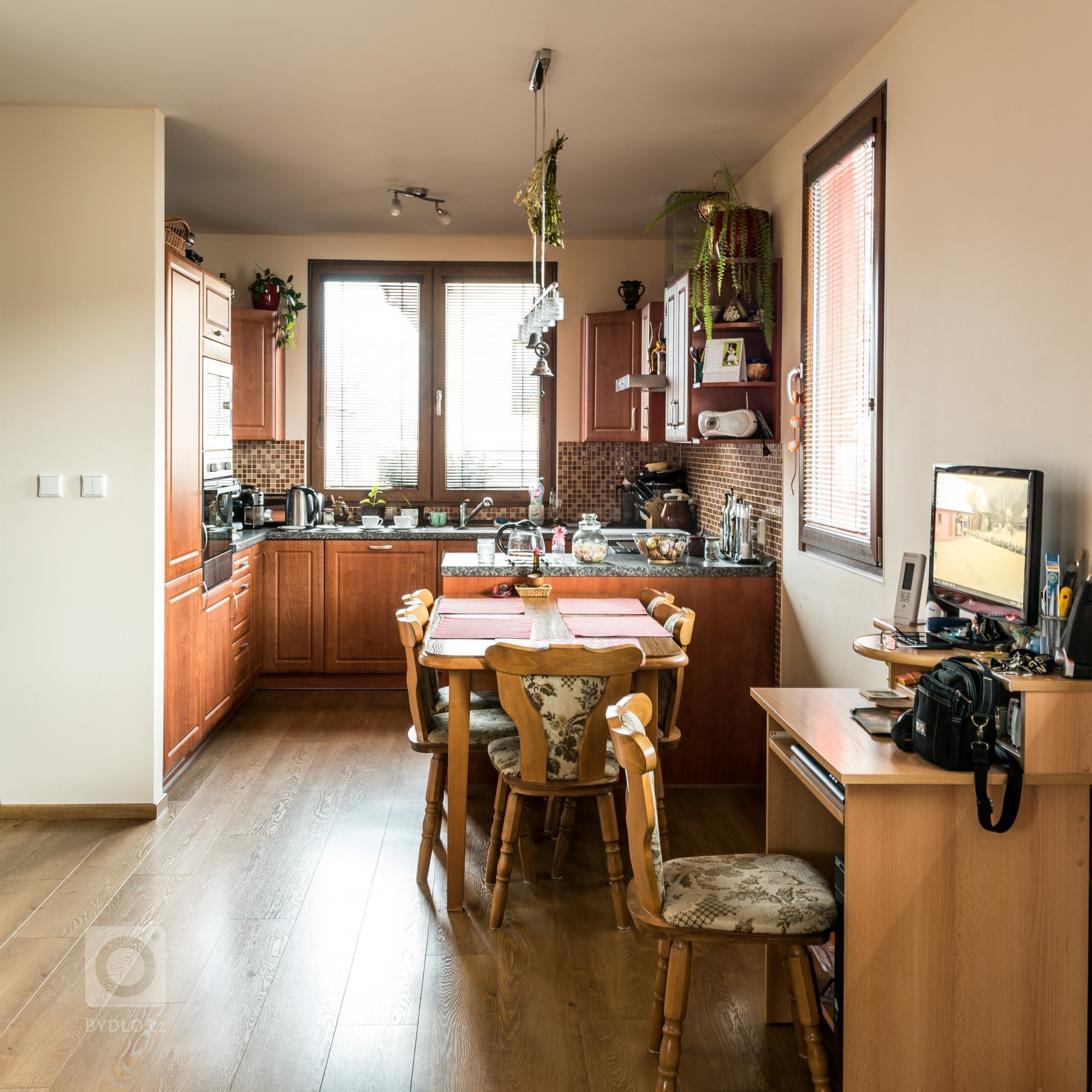 Rodinný dům &quot;U Mošnů&quot;

dispozice: 3+kk
Zastavěná plocha (m2): 80

bungalov:
1x koupelna
1x toaleta
zastřešené stání pro auta
