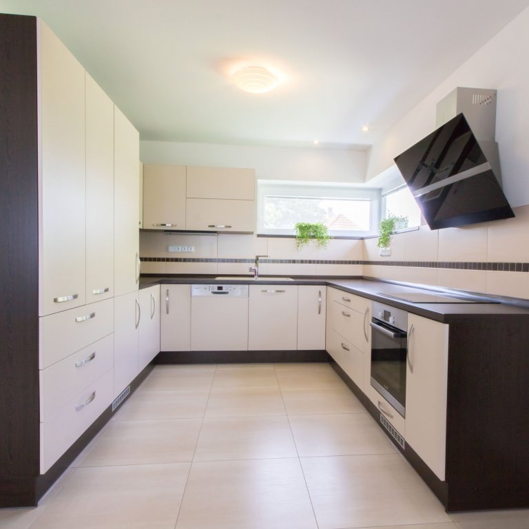 Do tohoto projektu jsem vstoupila až ve fázi, kdy byla hotová podlaha a dveře. Držela jsem se tudíž dané barevnosti, tzn. dřevěný dekor wenge v kombinaci s…