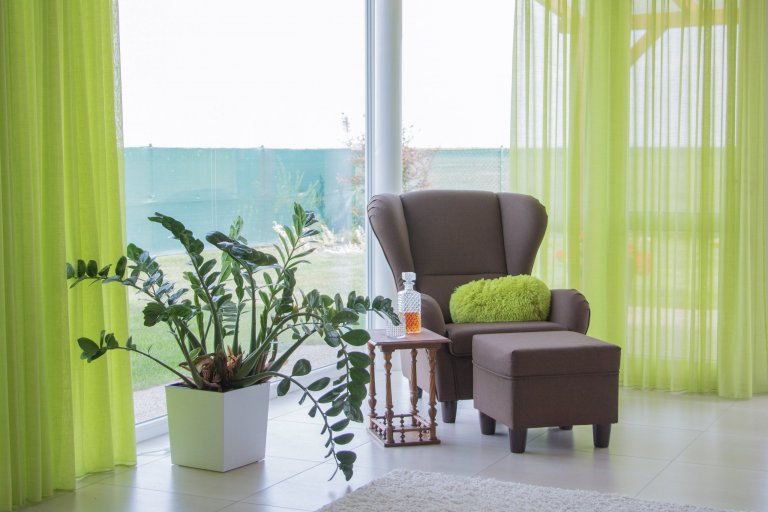 Do tohoto projektu jsem vstoupila až ve fázi, kdy byla hotová podlaha a dveře. Držela jsem se tudíž dané barevnosti, tzn. dřevěný dekor wenge v kombinaci s…