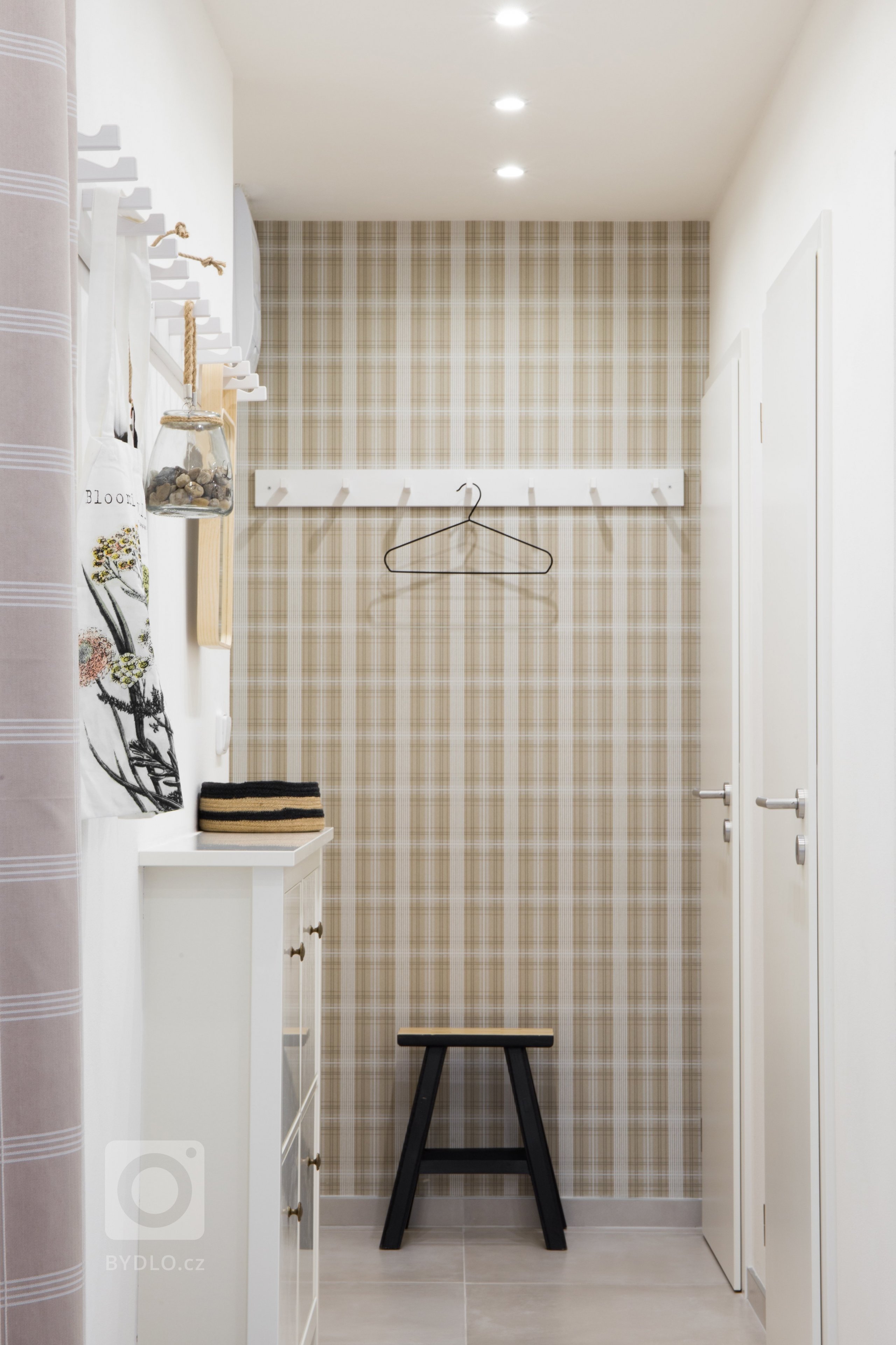 Byt o rozloze 55 m2 obývá žena středního věku. Dispoziční řešení bytu pro jednu osobu bylo vyhovující a proto se bourací práce odehrály pouze v koupelně, kde…