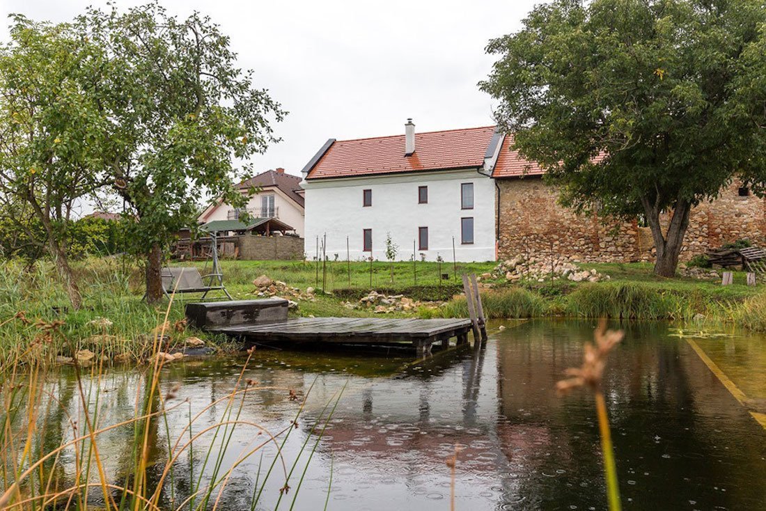 Namísto dřevostavby bydlí ve zrekonstruované sýpce