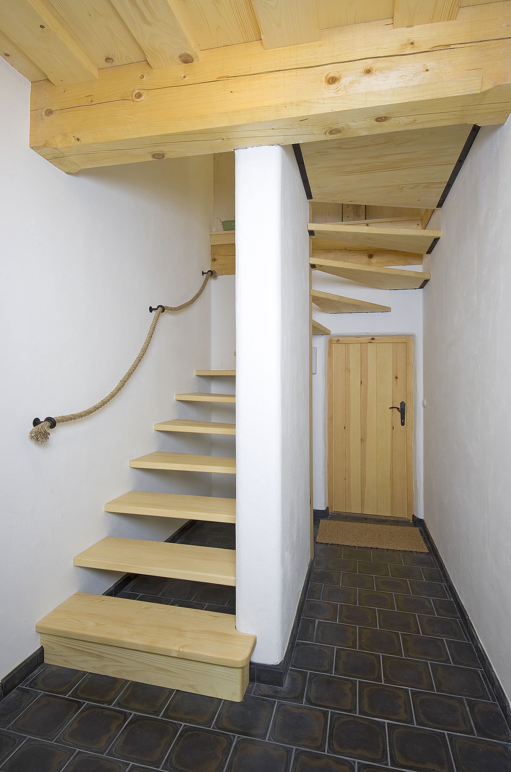 Chátrající roubenka, která znovu ožila