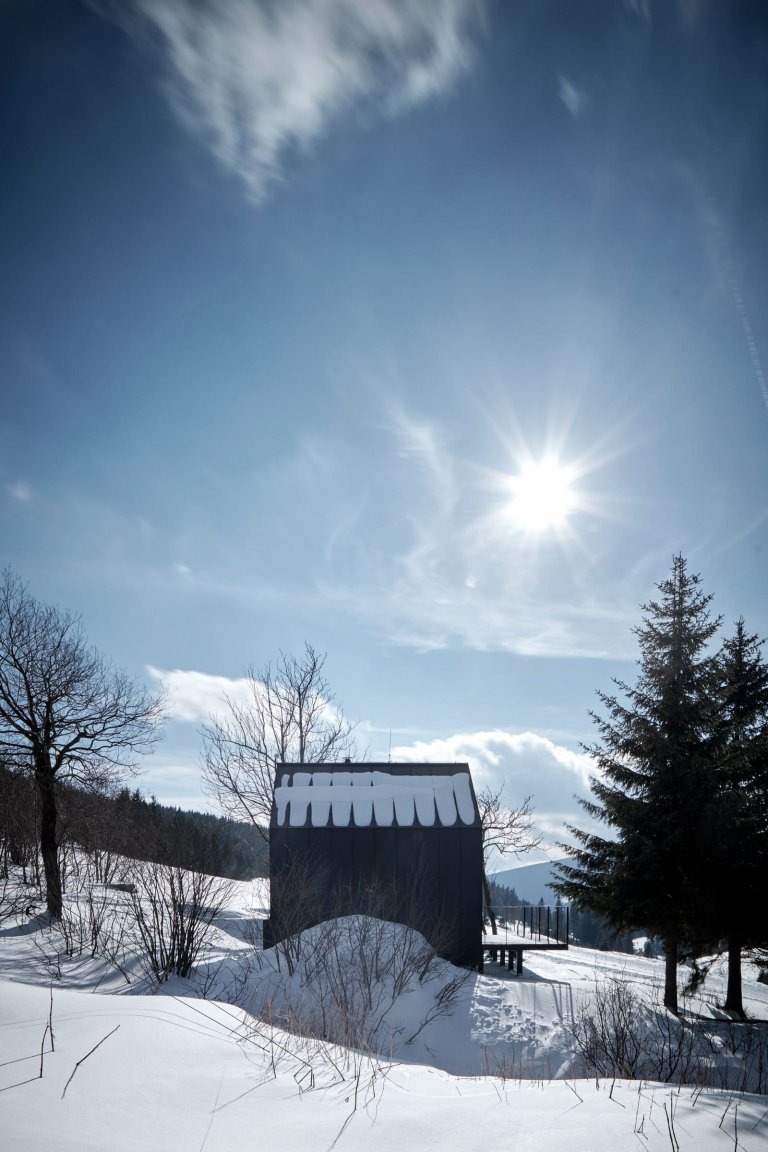 Dřevěná chata v Krkonoších obložená plechem