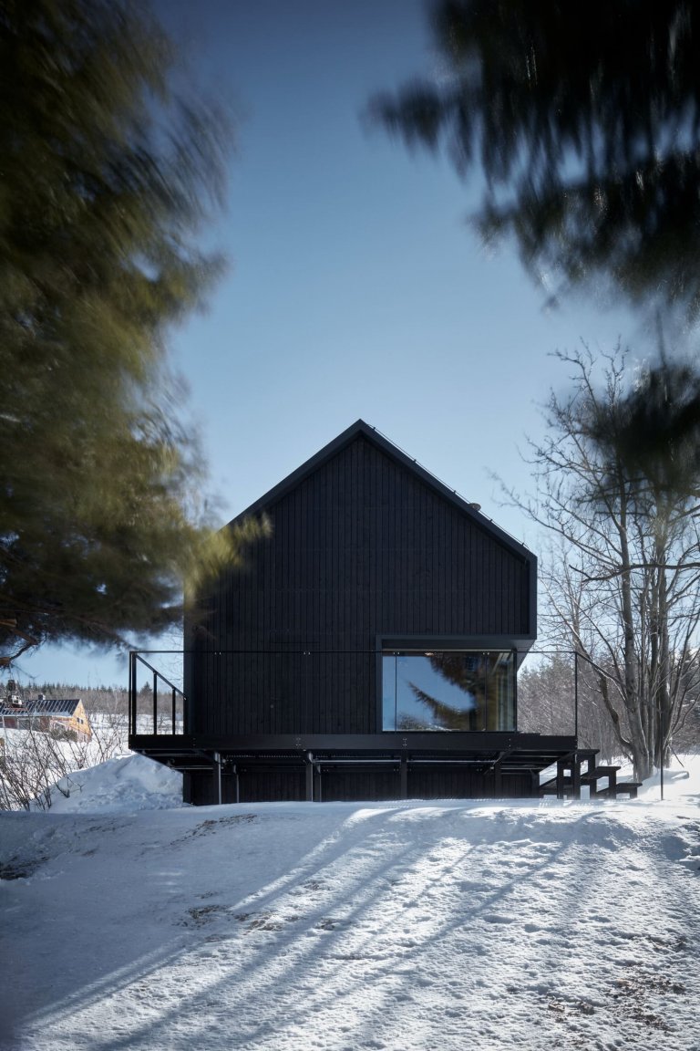 Dřevěná chata v Krkonoších obložená plechem