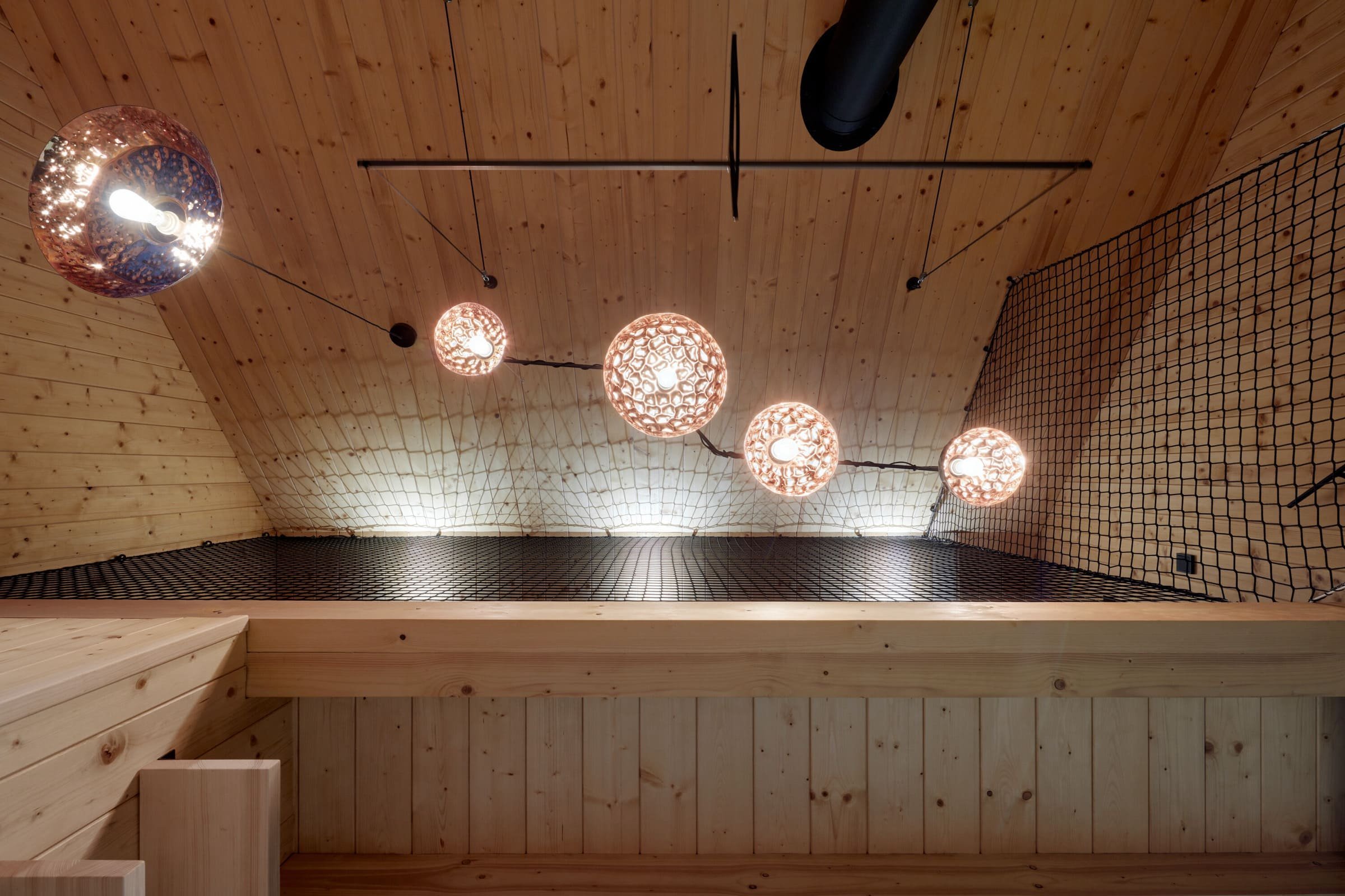 Dřevěná chata v Krkonoších obložená plechem