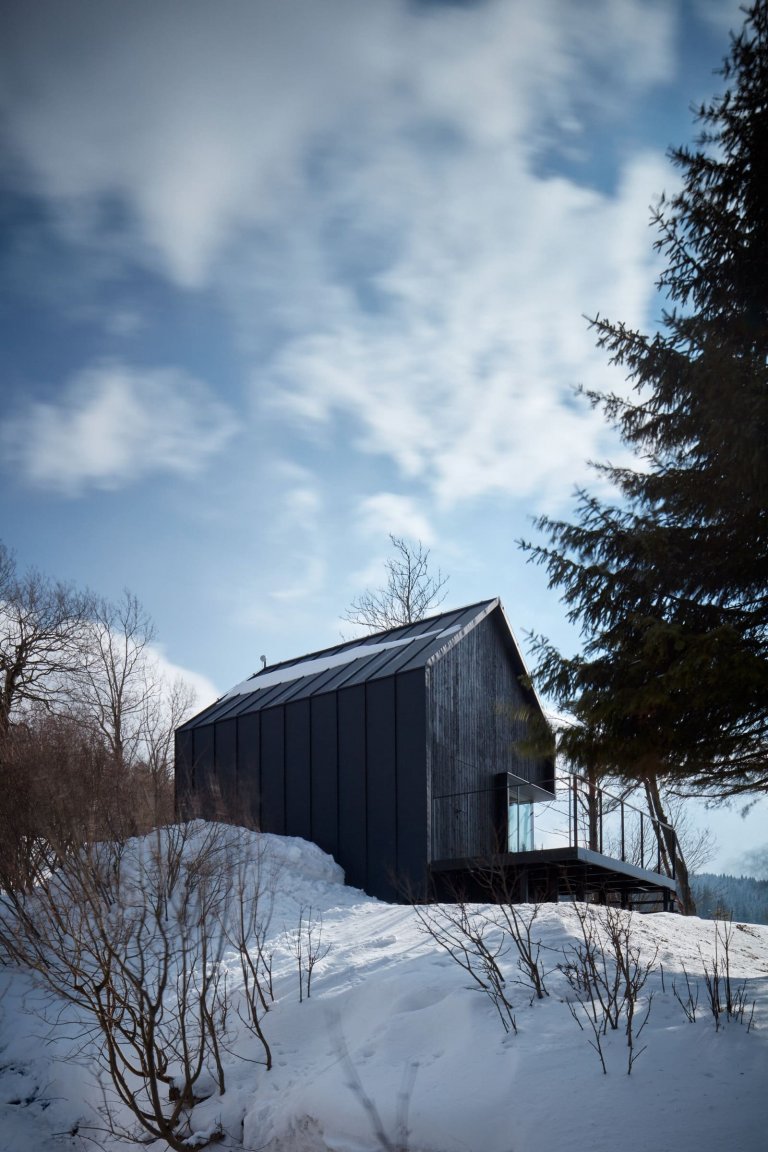 Dřevěná chata v Krkonoších obložená plechem