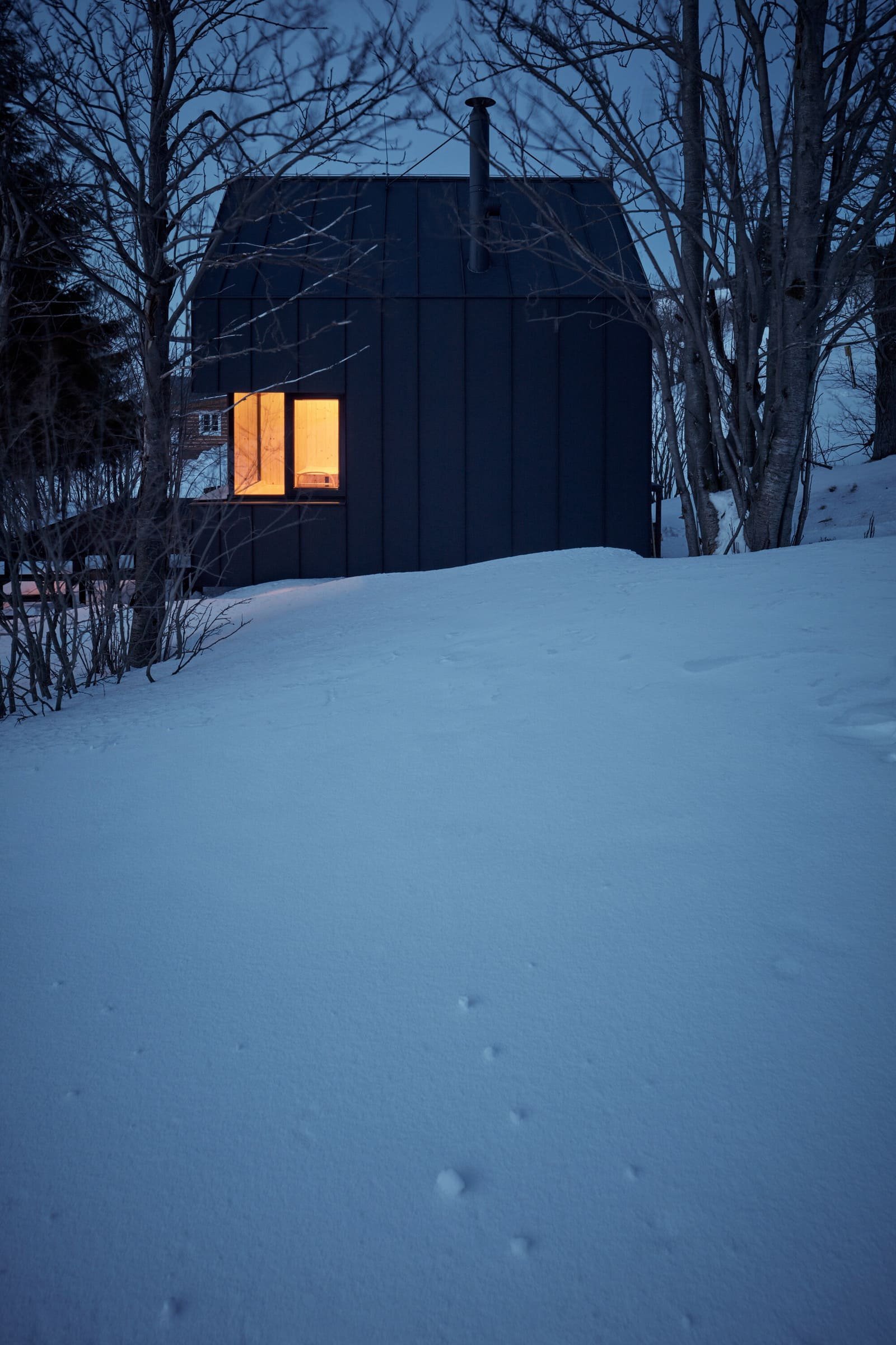 Dřevěná chata v Krkonoších obložená plechem