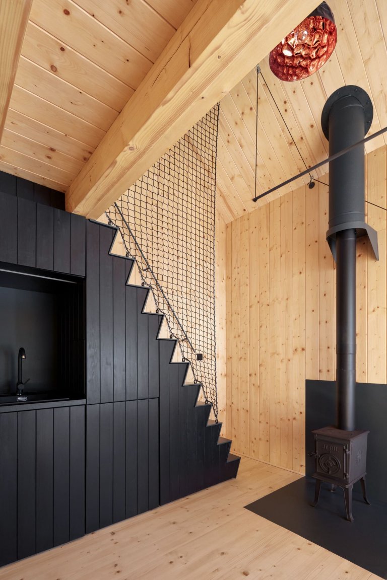 Dřevěná chata v Krkonoších obložená plechem