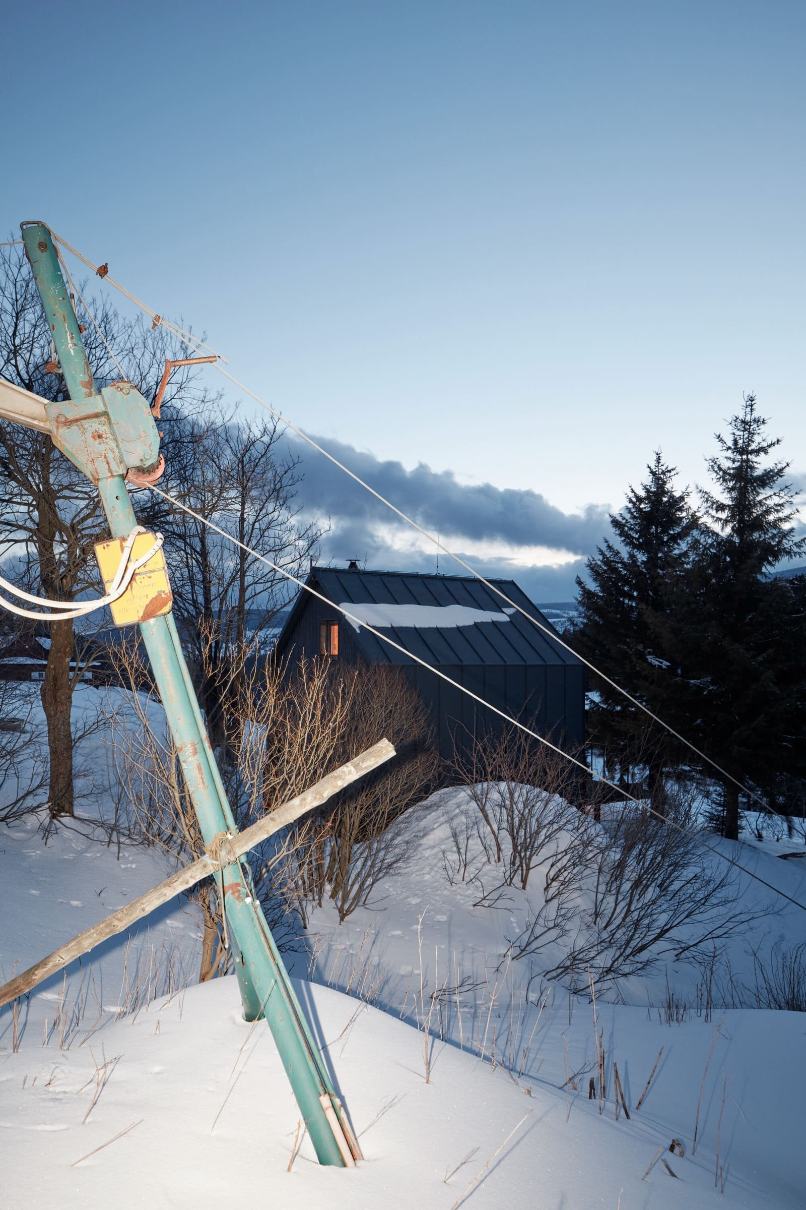 Dřevěná chata v Krkonoších obložená plechem