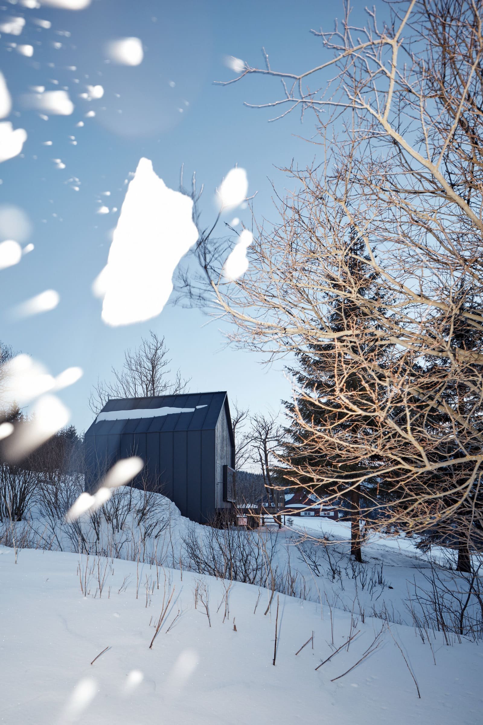 Dřevěná chata v Krkonoších obložená plechem