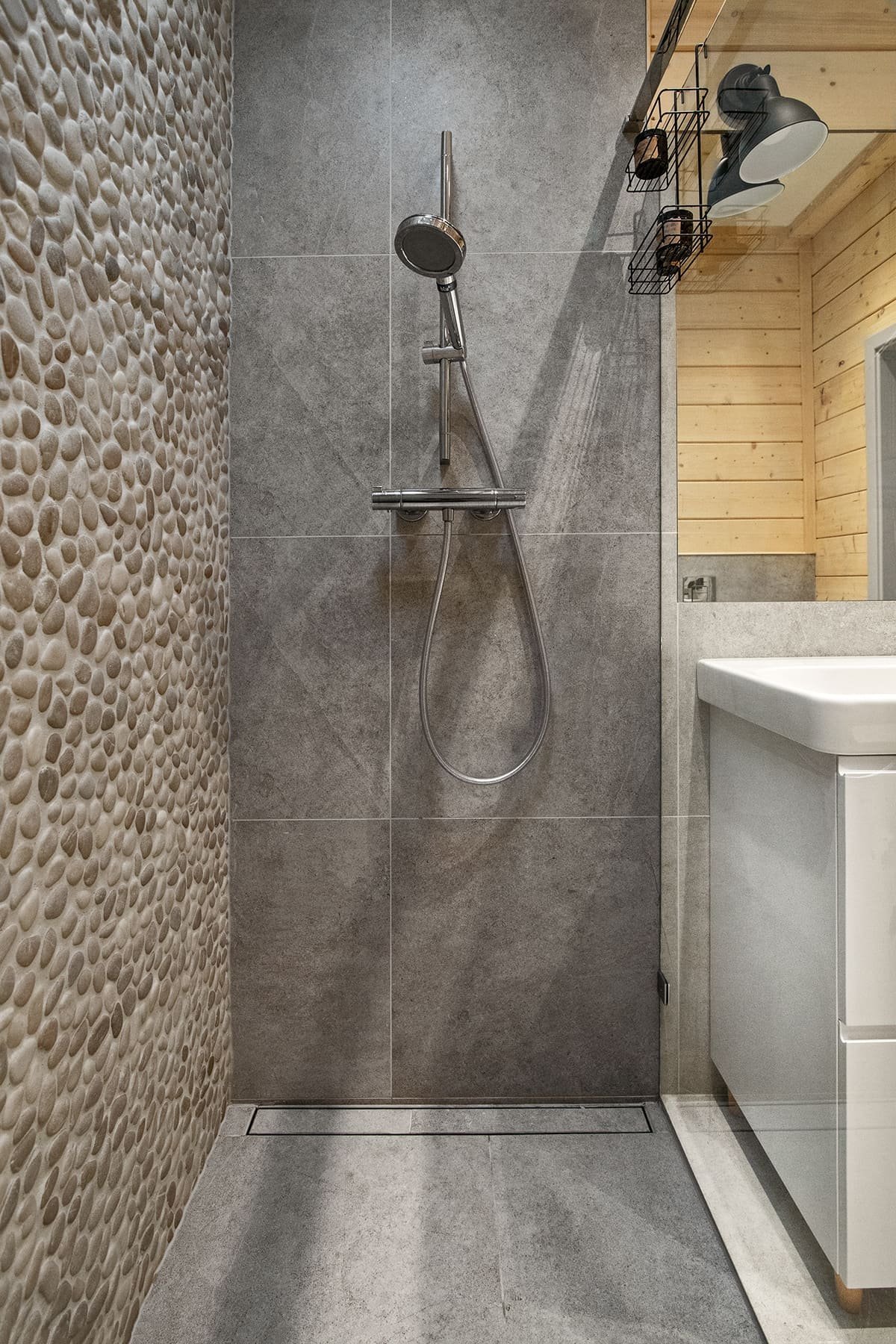 Dřevěný dům uprostřed lesa z touhy po blízkosti přírody