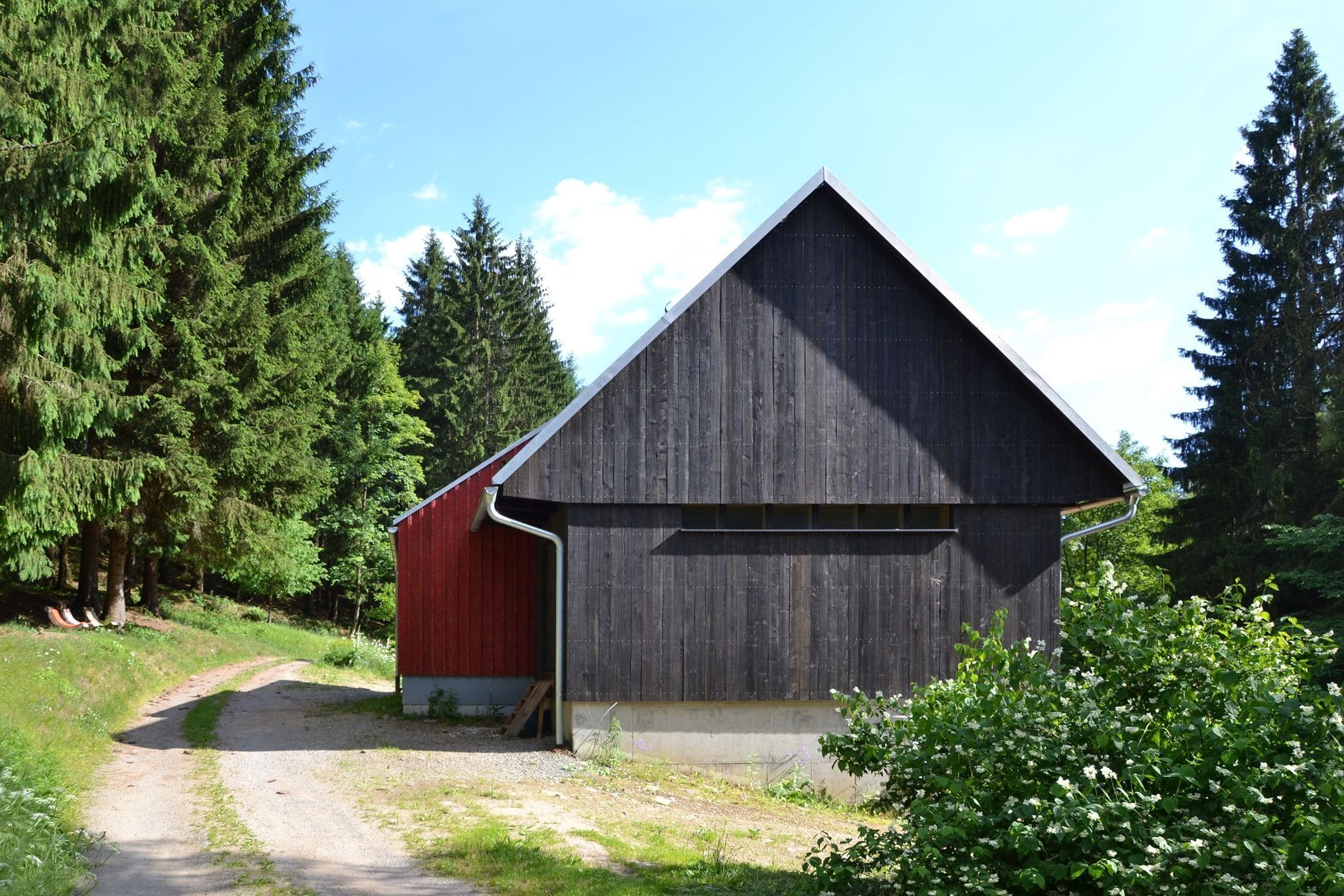 Dům pro rodinu postavil vlastníma rukama