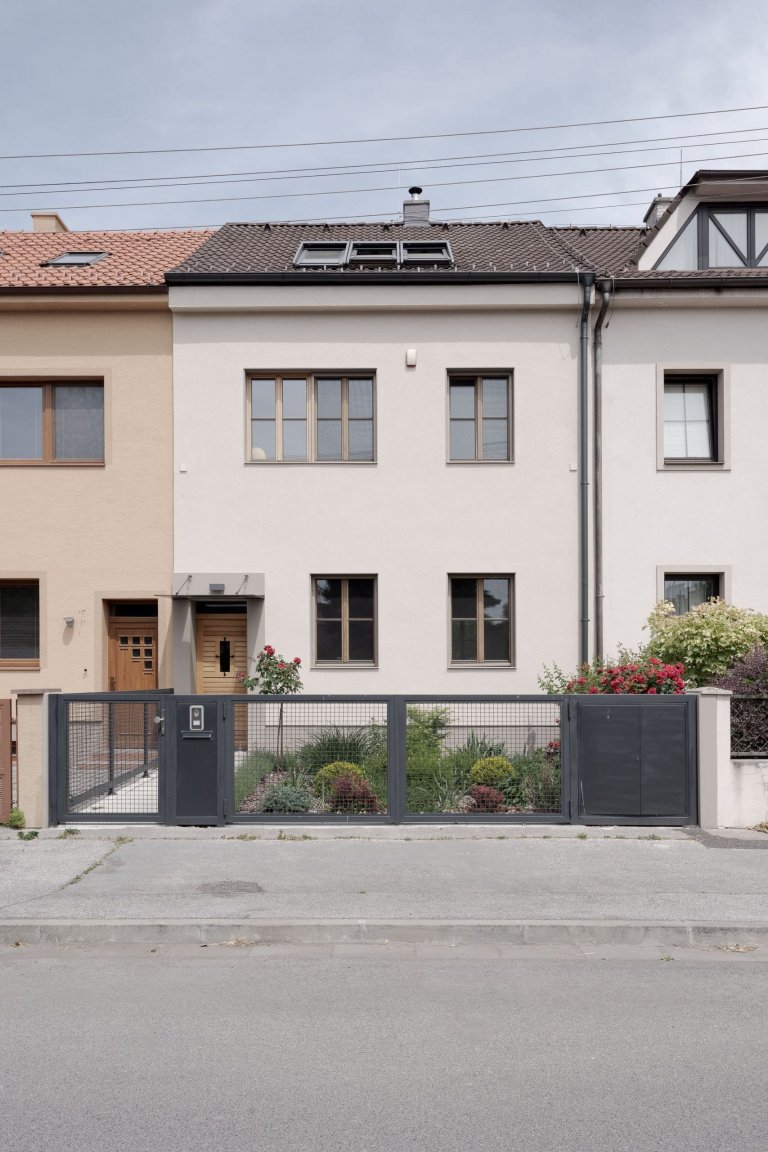 Autoři se v prezentovaném příkladu snaží najít rovnováhu mezi odkazem původní architektury, používáním přírodních materiálů a dostupnými technickými řešeními.