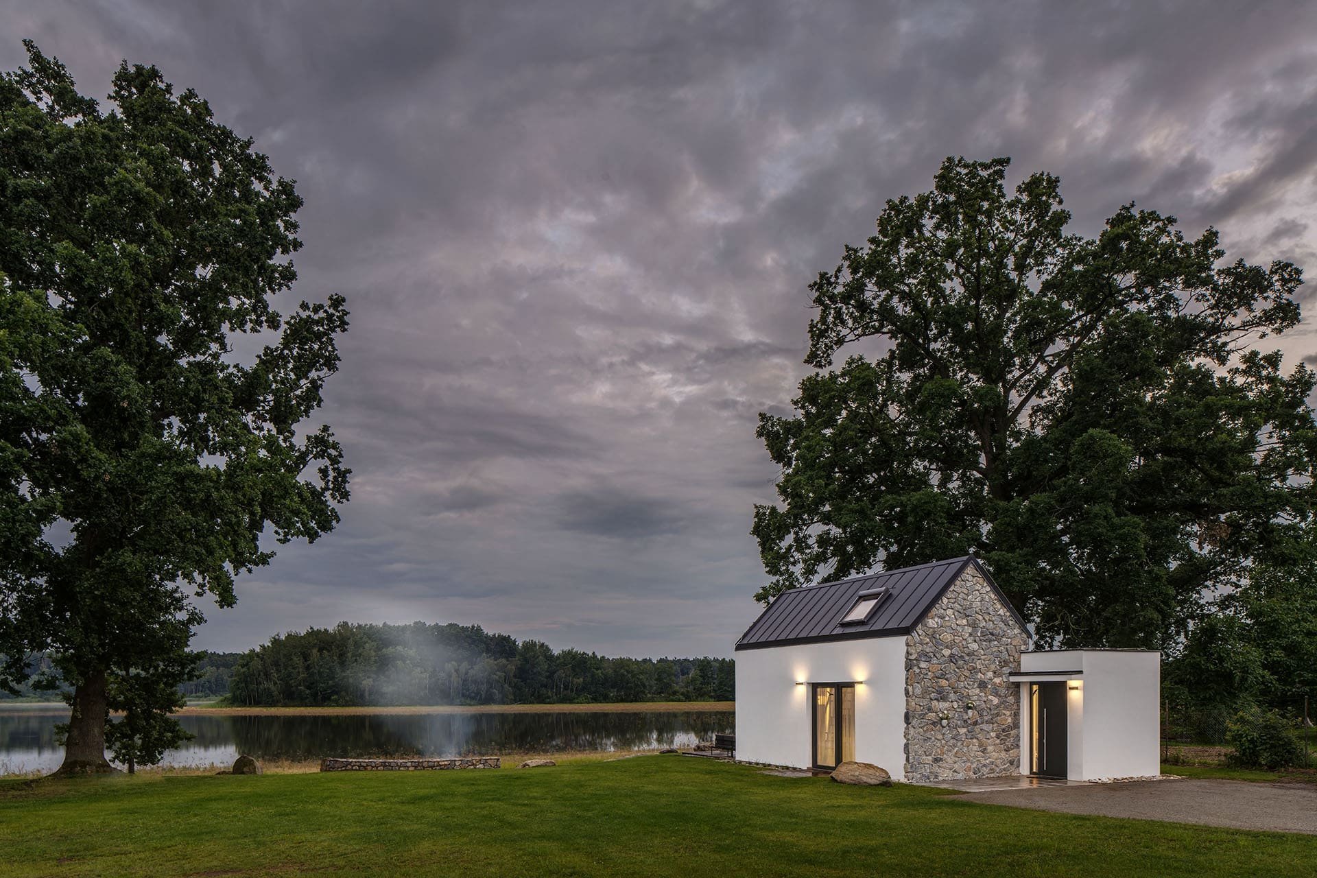 Dům u rybníka v malé obci na jihu Čech