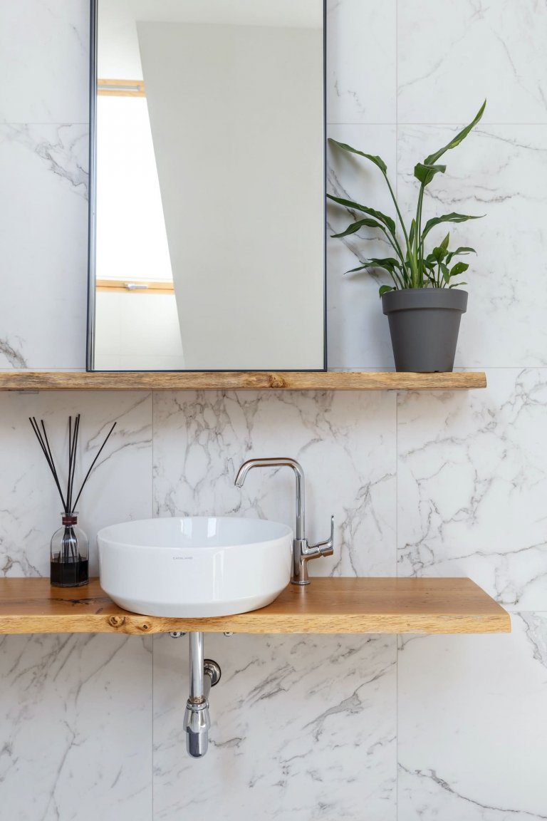 Elegantní interiér domu pro dvě rodiny