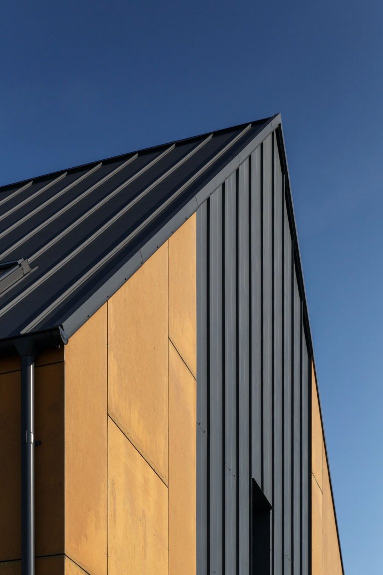 Elegantní interiér domu pro dvě rodiny