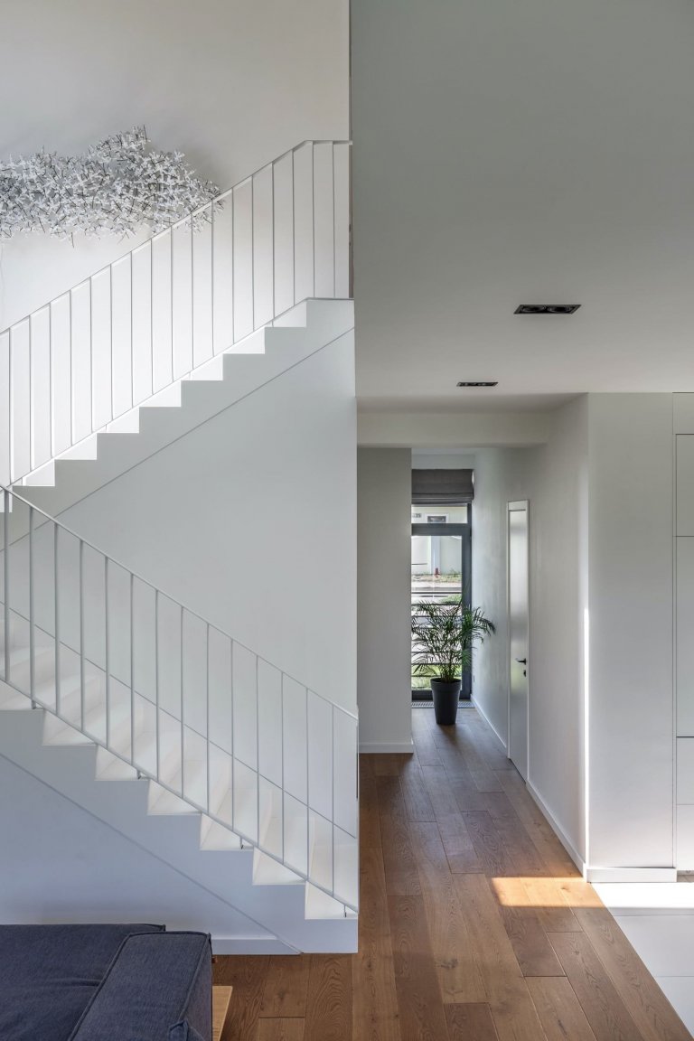 Elegantní interiér domu pro dvě rodiny