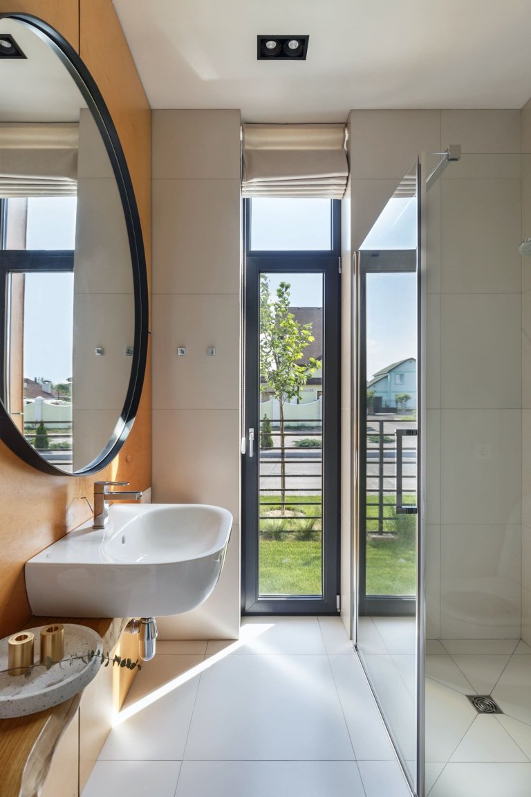 Elegantní interiér domu pro dvě rodiny