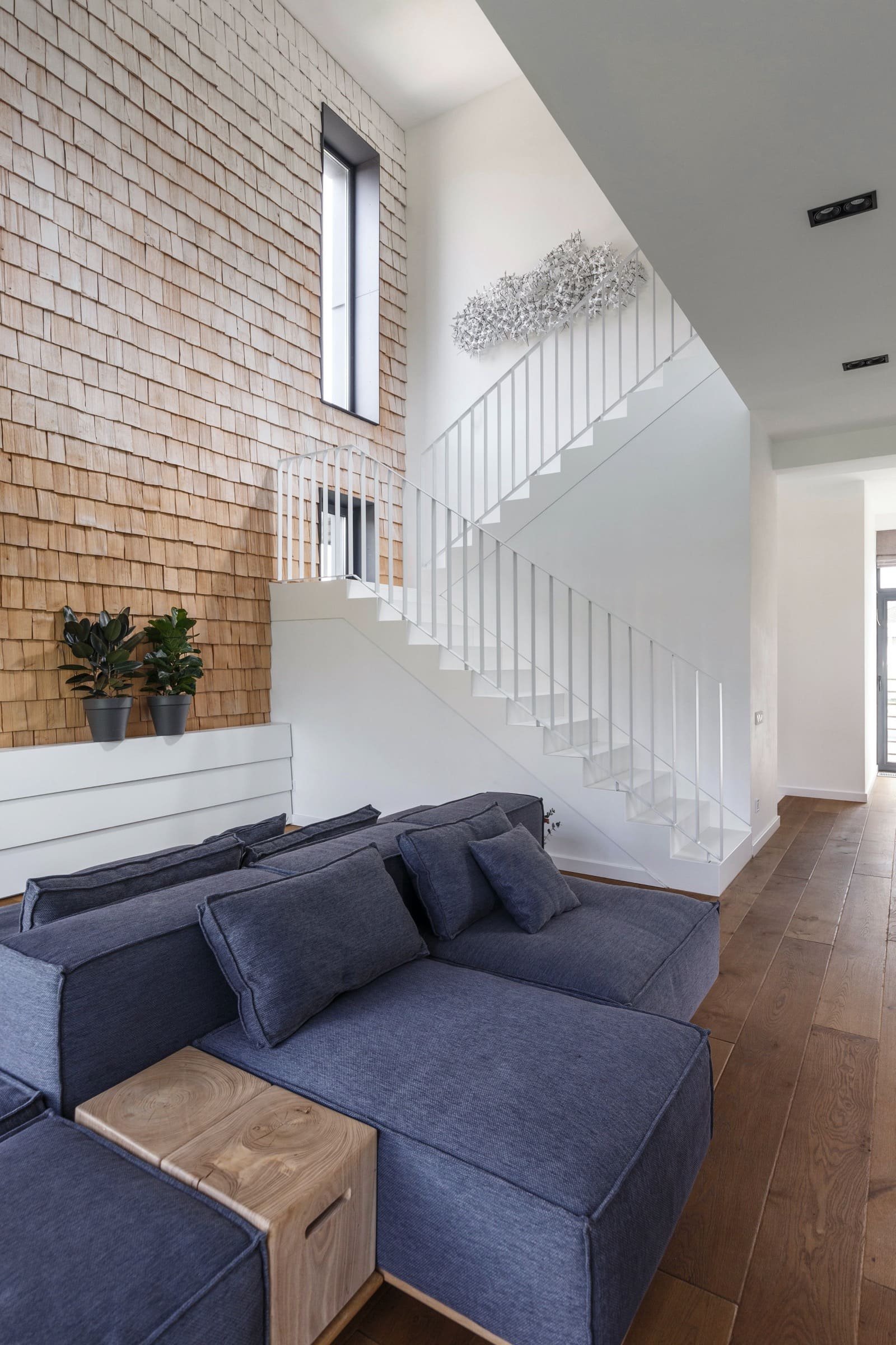 Elegantní interiér domu pro dvě rodiny