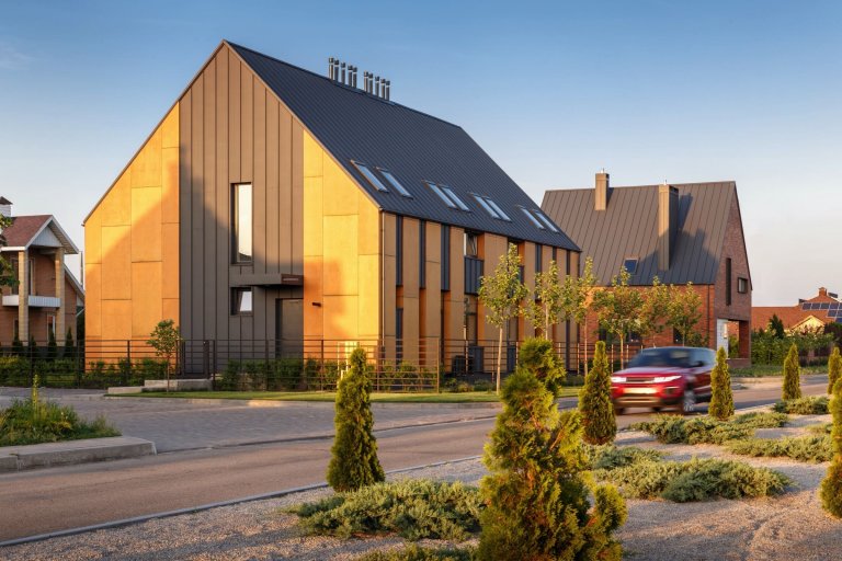 Elegantní interiér domu pro dvě rodiny