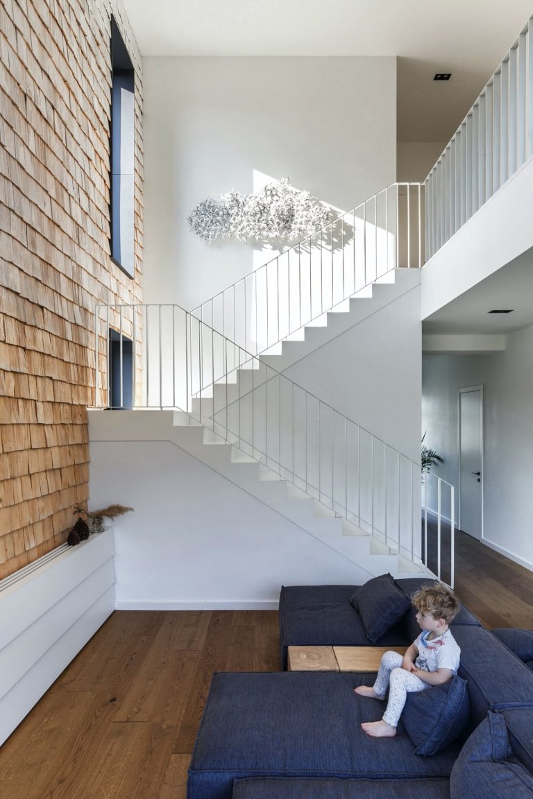 Elegantní interiér domu pro dvě rodiny