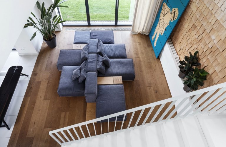 Elegantní interiér domu pro dvě rodiny