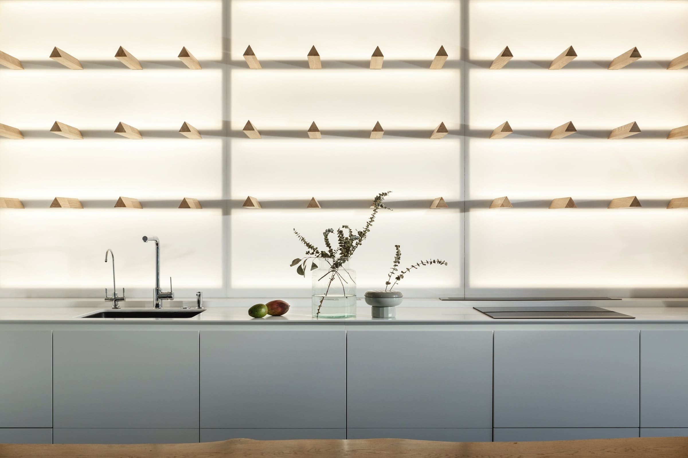 Elegantní interiér domu pro dvě rodiny