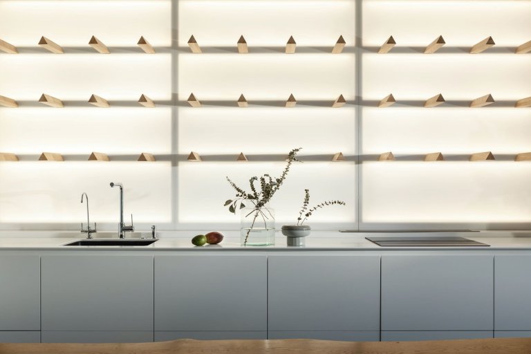 Elegantní interiér domu pro dvě rodiny