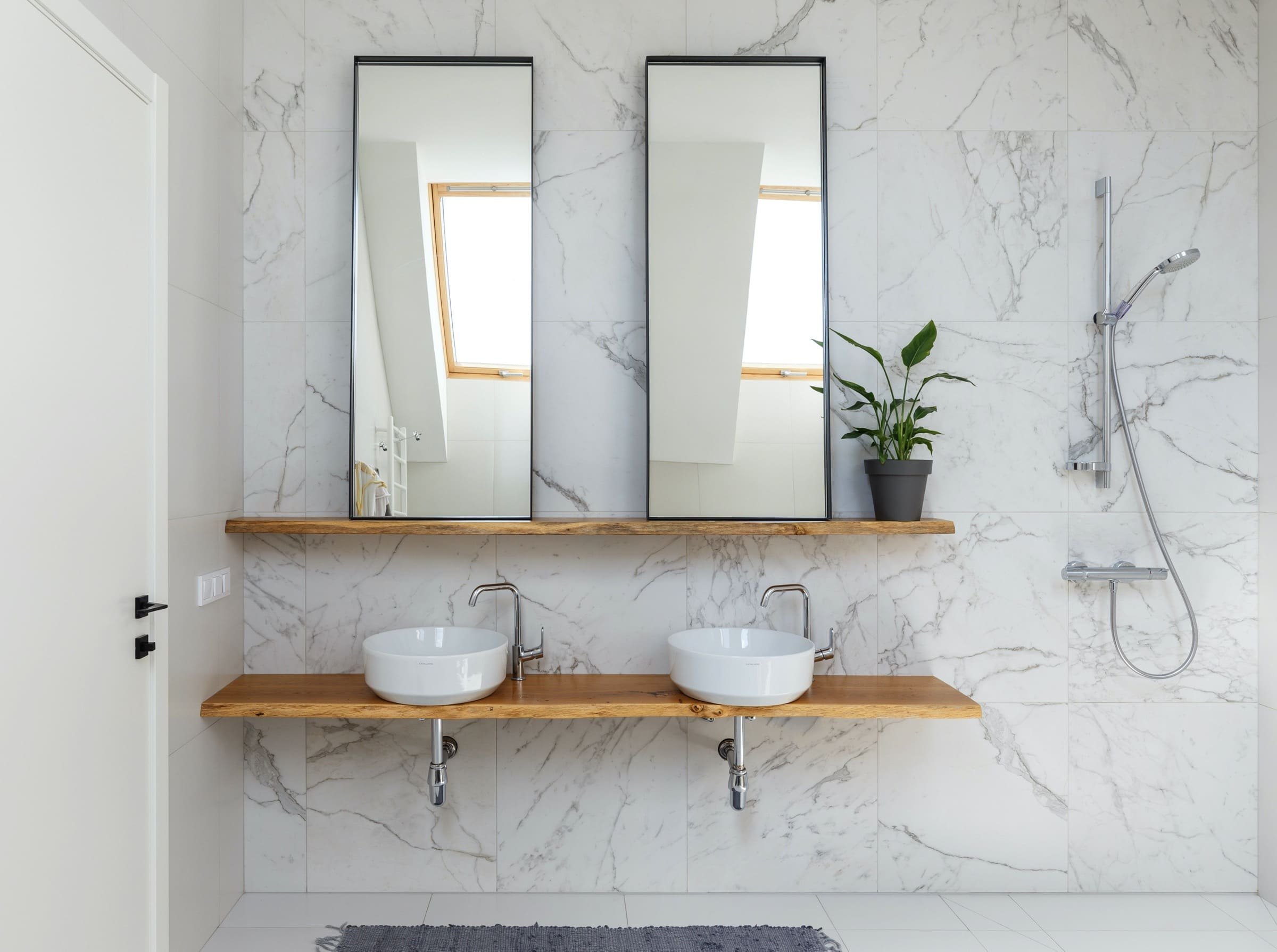 Elegantní interiér domu pro dvě rodiny