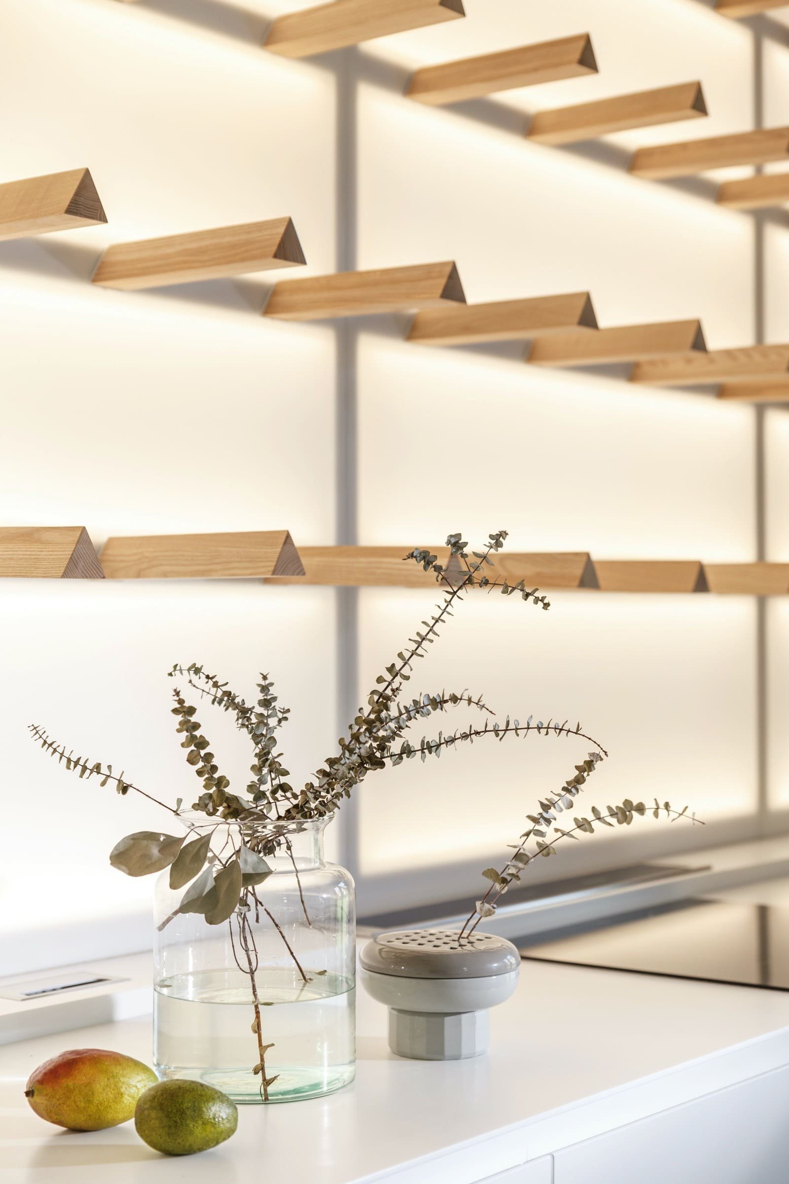 Elegantní interiér domu pro dvě rodiny