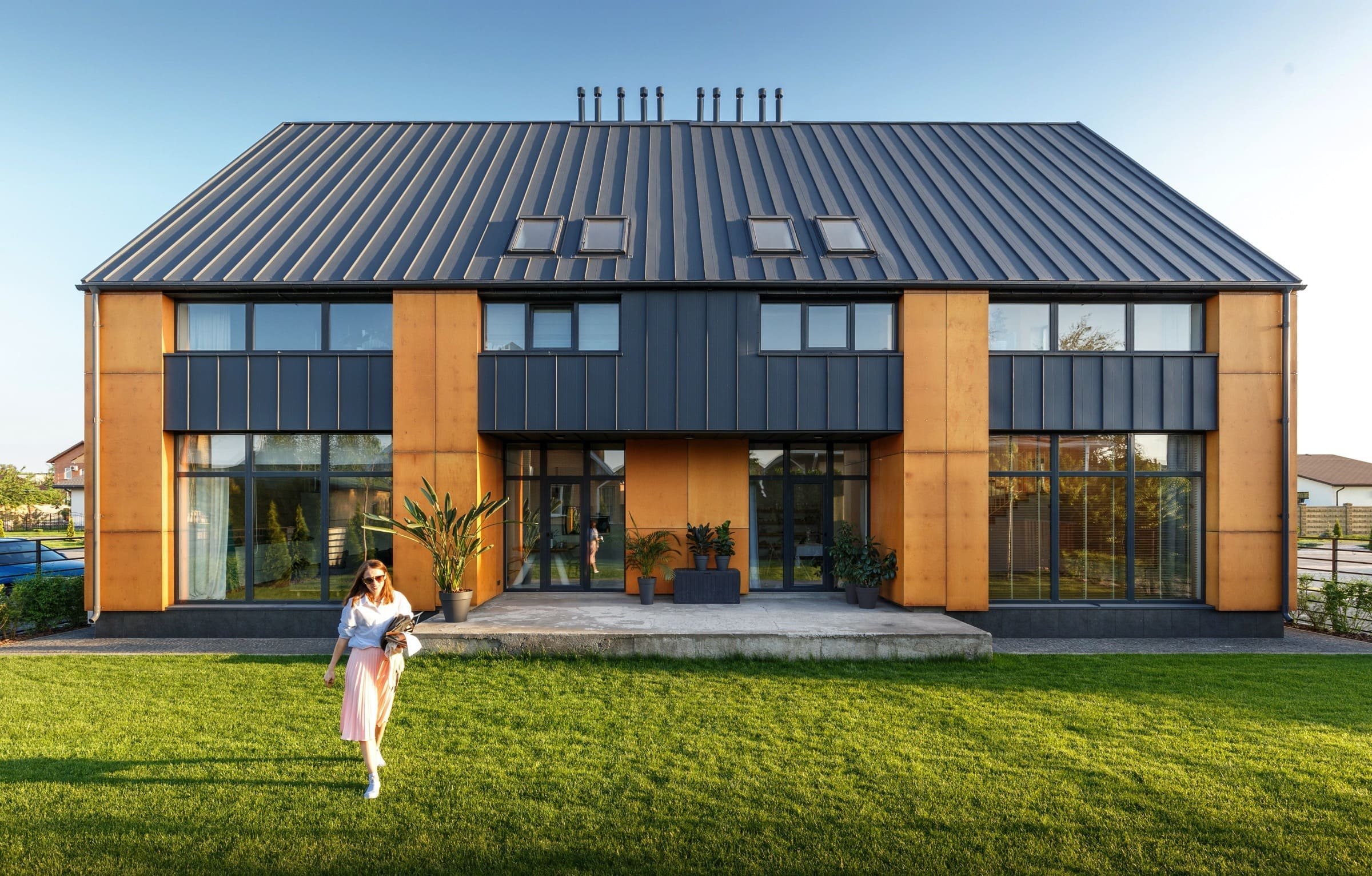 Elegantní interiér domu pro dvě rodiny