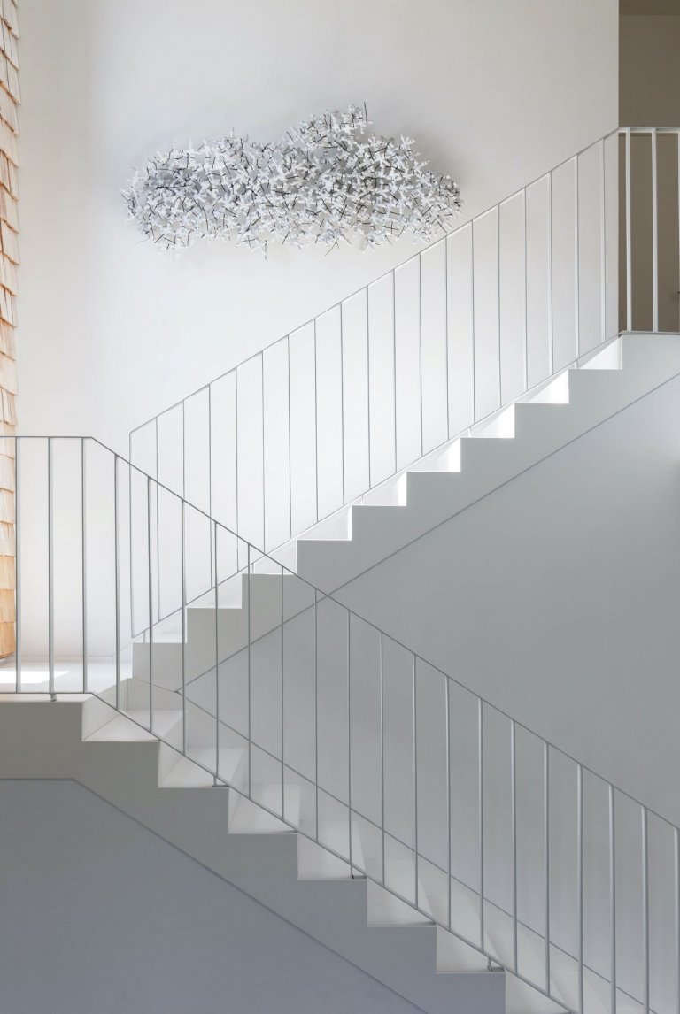 Elegantní interiér domu pro dvě rodiny