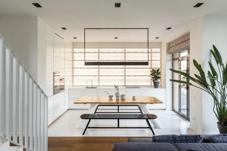 Elegantní interiér domu pro dvě rodiny