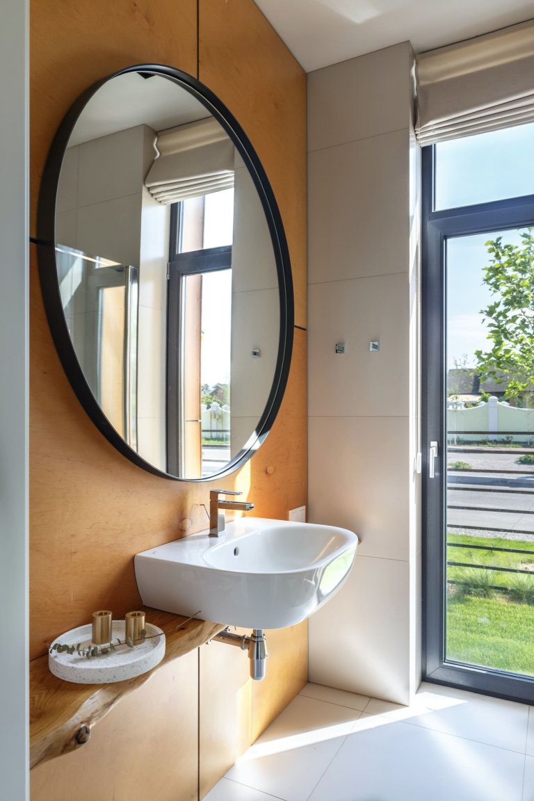 Elegantní interiér domu pro dvě rodiny