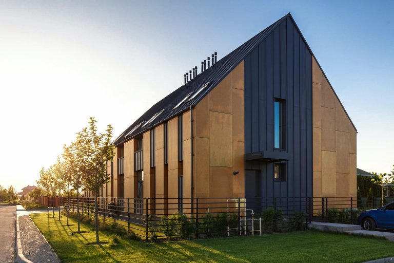 Elegantní interiér domu pro dvě rodiny