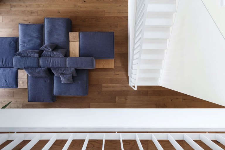 Elegantní interiér domu pro dvě rodiny