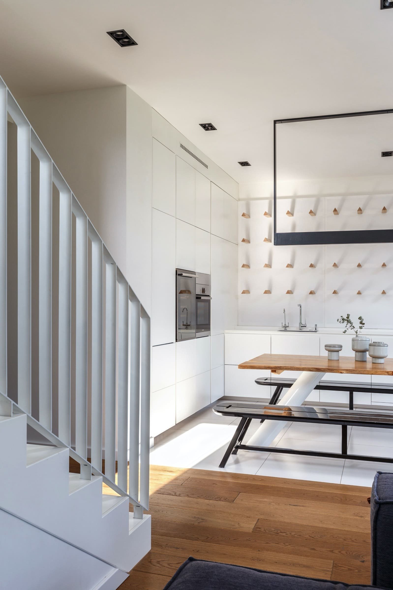 Elegantní interiér domu pro dvě rodiny