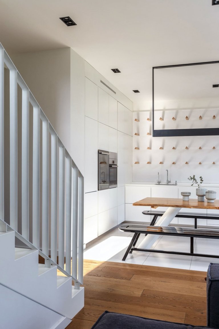 Elegantní interiér domu pro dvě rodiny