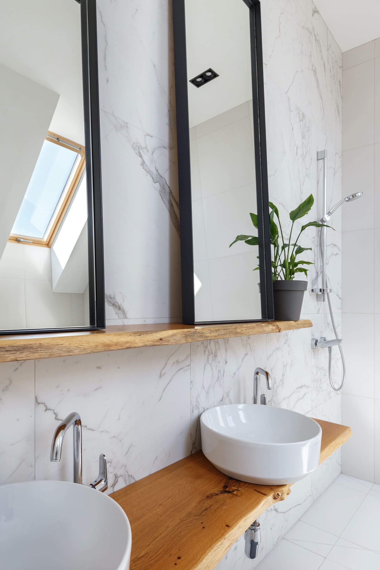 Elegantní interiér domu pro dvě rodiny