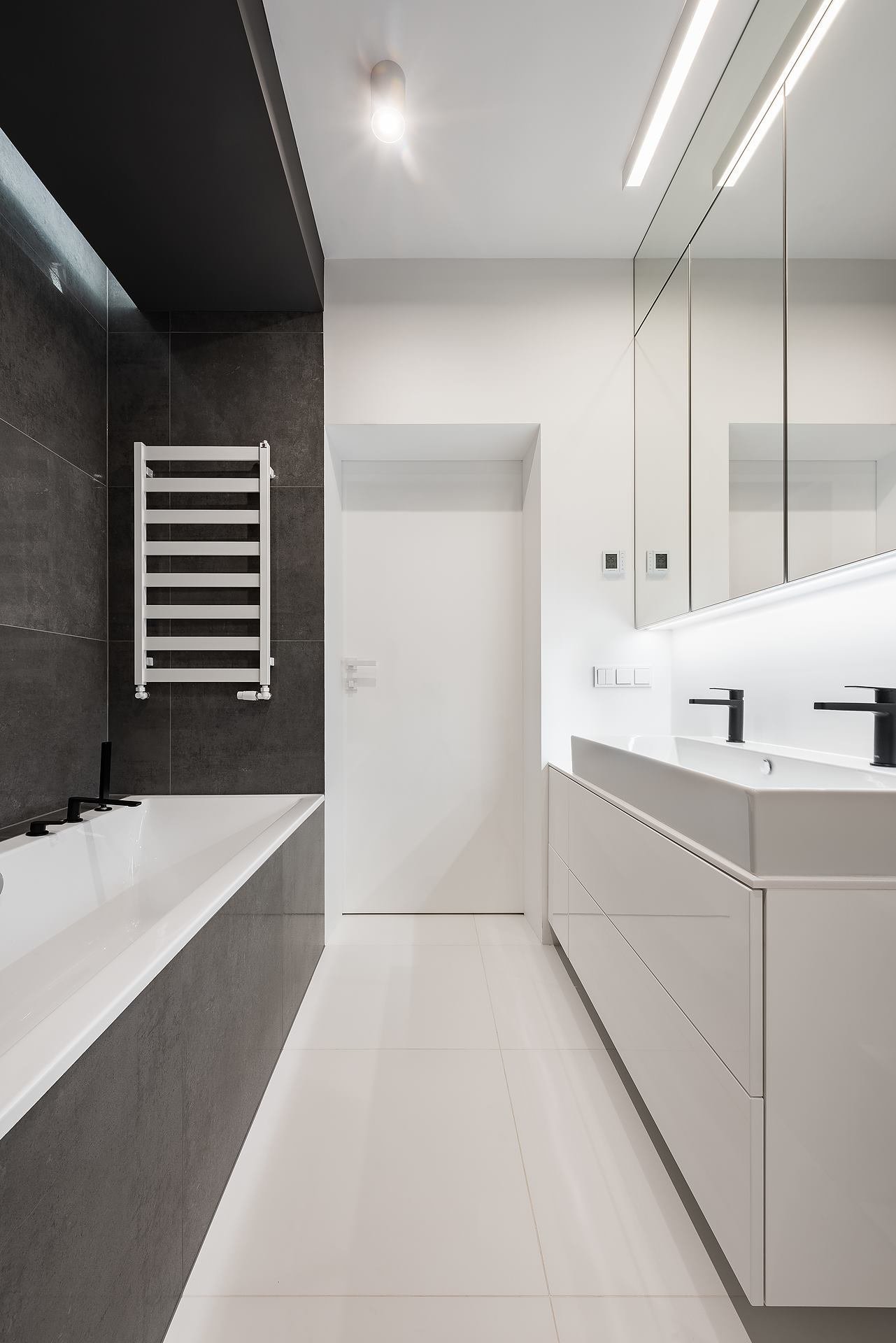 Interiér v bílé s barevnými akcenty