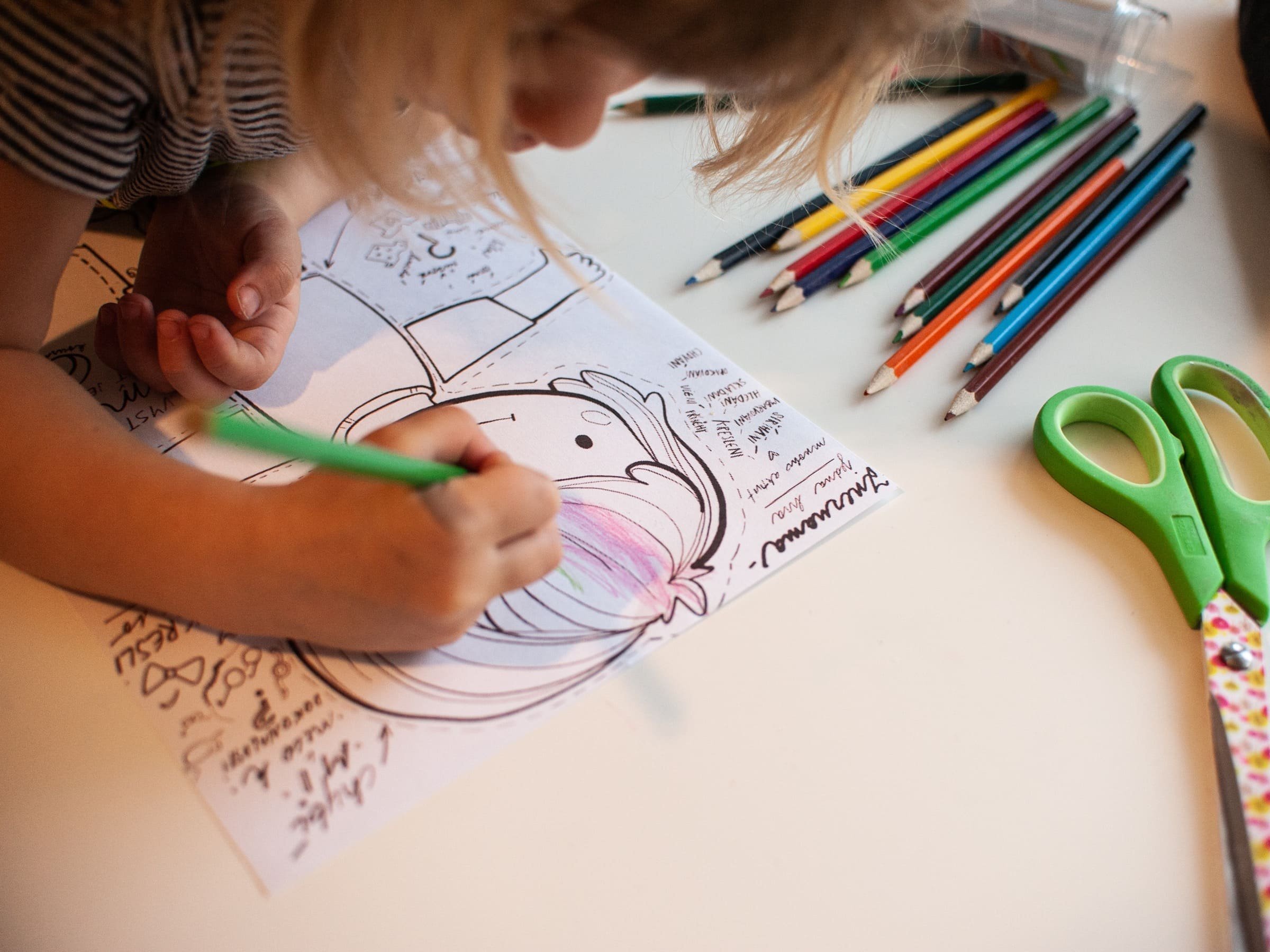 Hlavní součástí hry je právě postavička Palečka, kterou si děti nejdřív libovolně vybarví, vyzdobí a dokreslí.