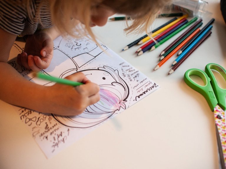 Hlavní součástí hry je právě postavička Palečka, kterou si děti nejdřív libovolně vybarví, vyzdobí a dokreslí.