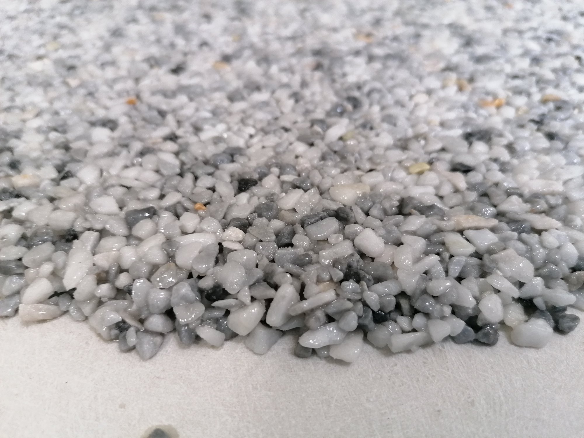 Kamenný koberec při renovaci starých ploch a kolem bazénu