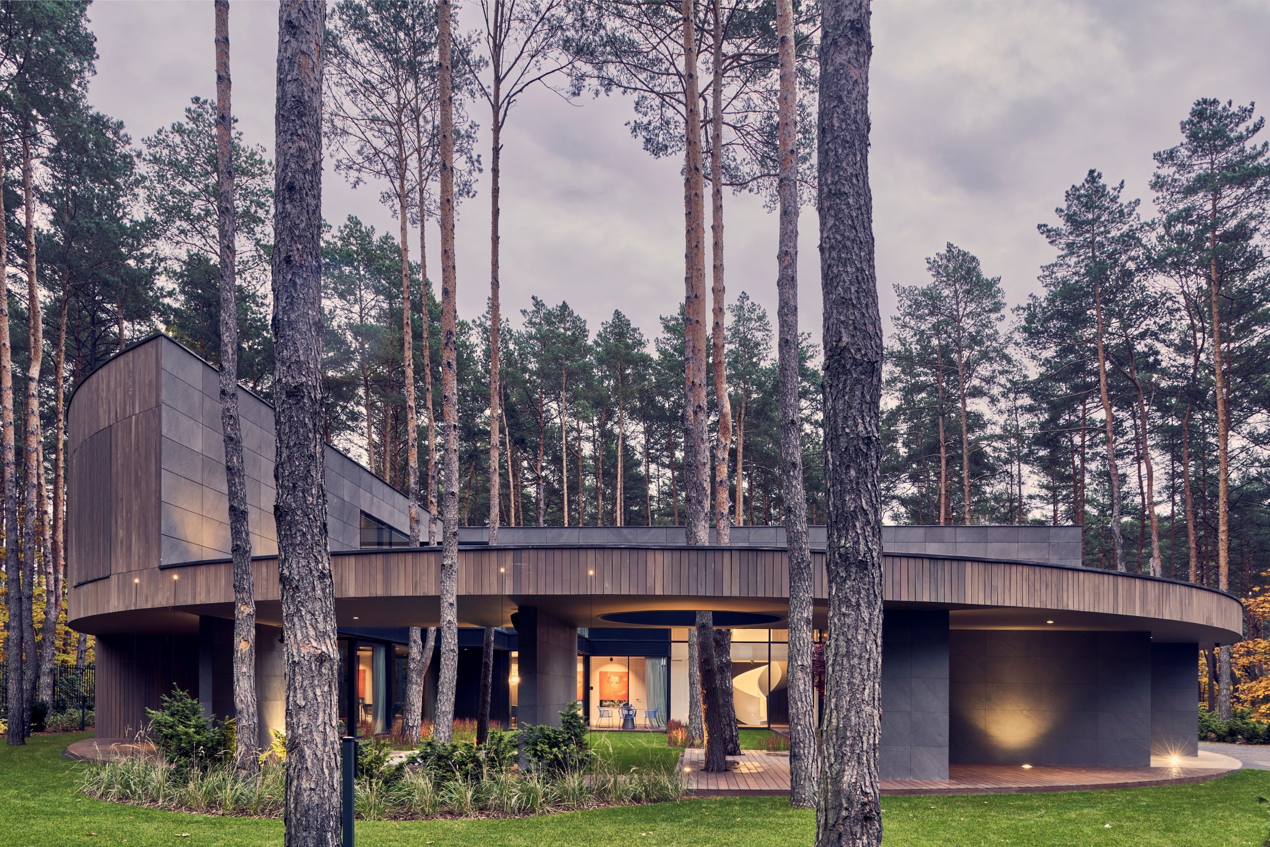 Kulatý dům uprostřed lesa