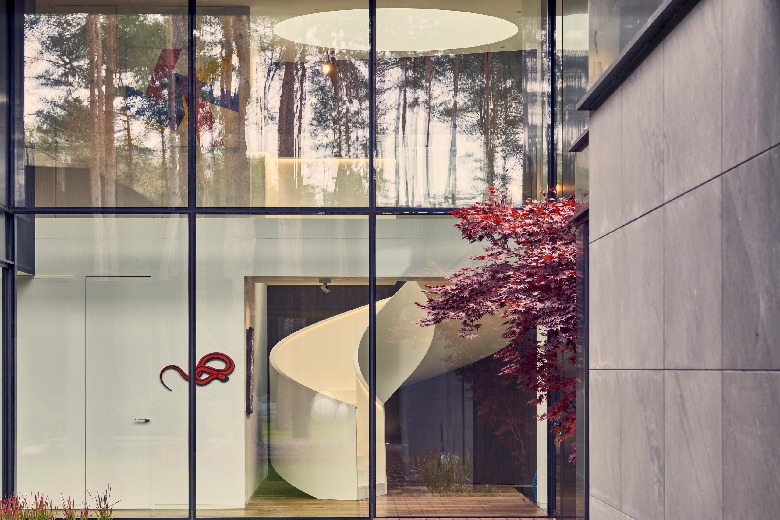 Kulatý dům uprostřed lesa